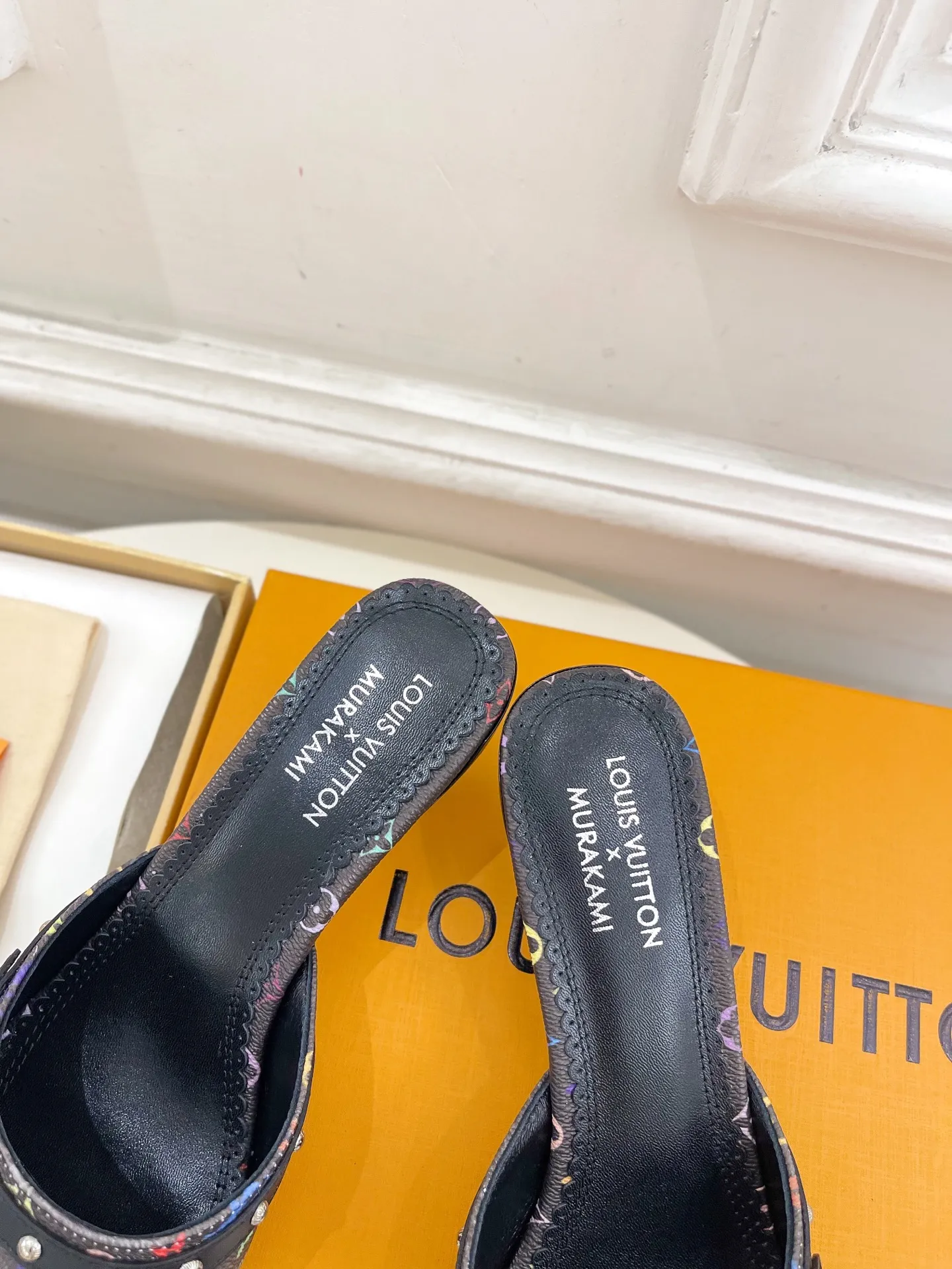👟👟Ex-factory price 580👟👟 LV | Louis Vuitton 25𝐬𝐬 🧡💚2025 early spring new top version‼ ️The original version is the same. The counter features the latest LV Full of high-end feel! A popular model among bloggers at home and abroad, it’s retro and fashionable and looks amazing on your feet! Mainly recommended model on the official website★ ━━━━━ ЅᏇєєt ━━━━━ ▪️Upper: high-customized rainbow-colored presbyopia leather ▪️Lining: imported sheepskin lining ▪️Outsole: original Italian leather outsole ▪️Heel height: 5.5cm / 9.5cm ▪️Shoe size: 35-39 (34, 40, 41, 42 customized)